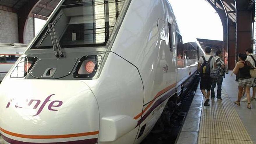 Uno de los trenes de última generación R-599 en la estación de ferrocarril de A Coruña. / fran martínez