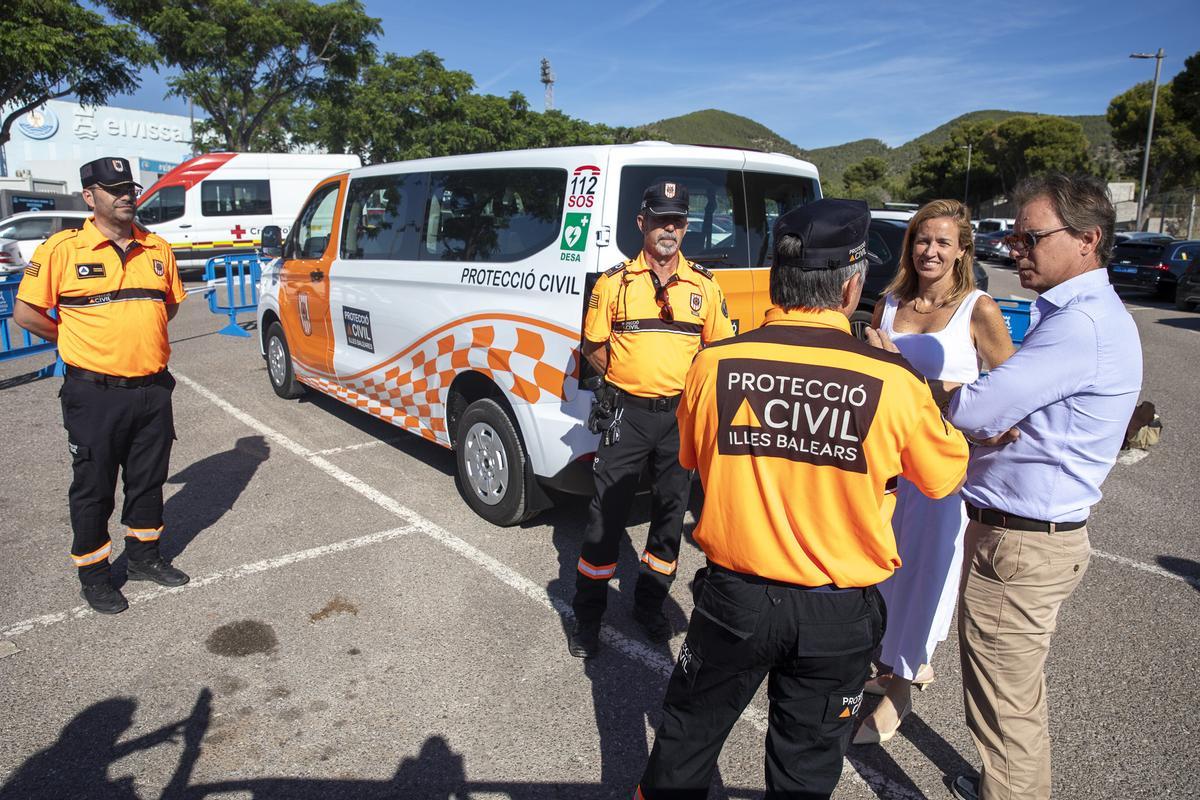 La presentación de la nueva furgoneta de refuerzo para el equipo de Protección Civil de Ibiza