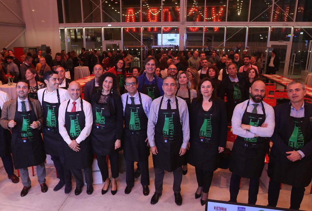 Empresarios, chefs, agentes del sector y de la industria agroalimentaria y representantes políticos acuden a la sede de Cerveza Victoria para la presentación de la nueva publicación gastronómica