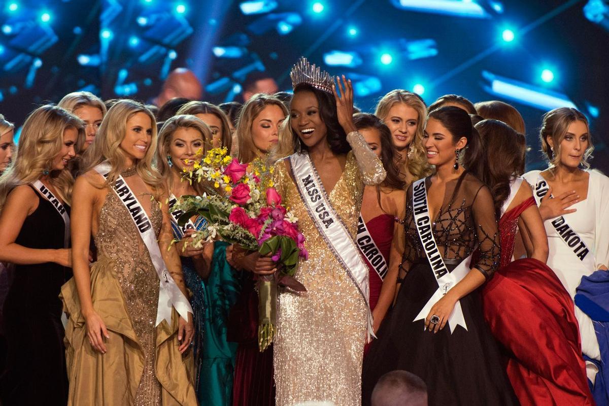 Las concursantes felicitando a Miss USA 2016