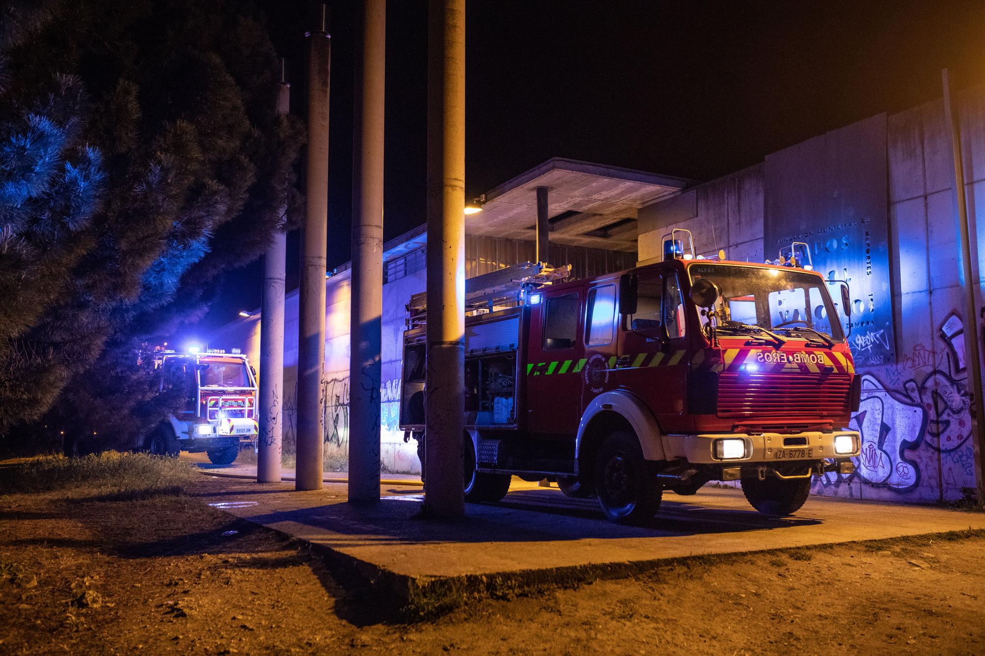 GALERÍA | El incendio en los vestuarios de los campos de fútbol de Valorio, en imágenes