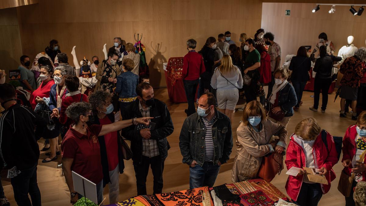 Público el año pasado en el foro de artesano de indumentaria tradicional en la primera edición del Festival