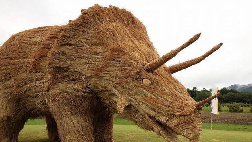 Gigantes bestias de paja en Japón.