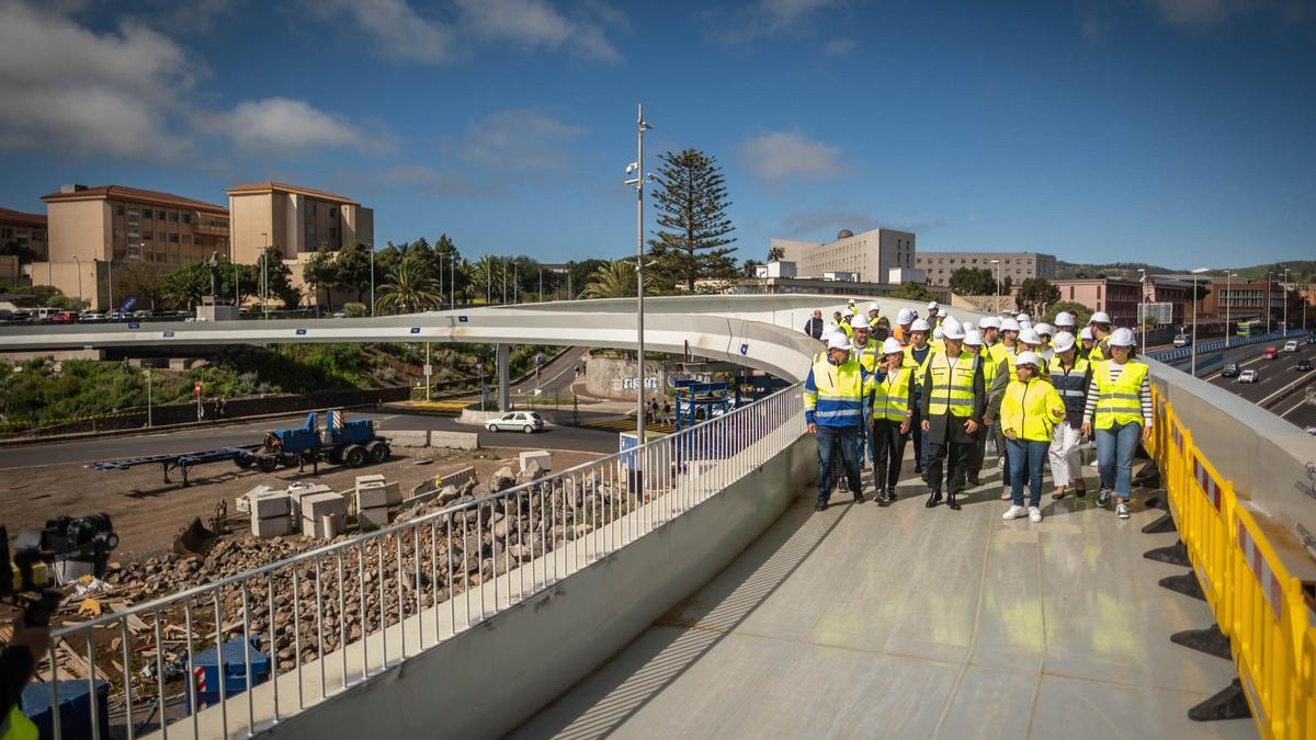 Obras de construcción de la gran pasarela peatonal en la rotonda del Padre Anchieta.