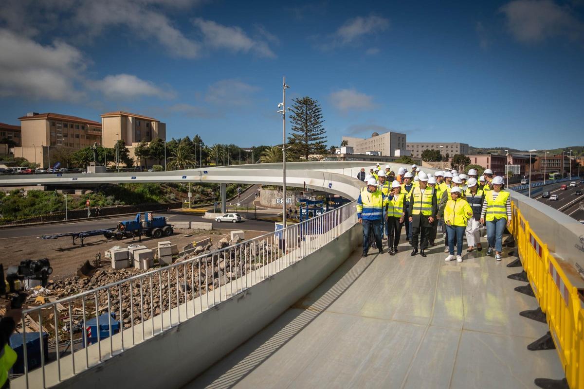 Obras de construcción de la gran pasarela peatonal en la rotonda del Padre Anchieta.