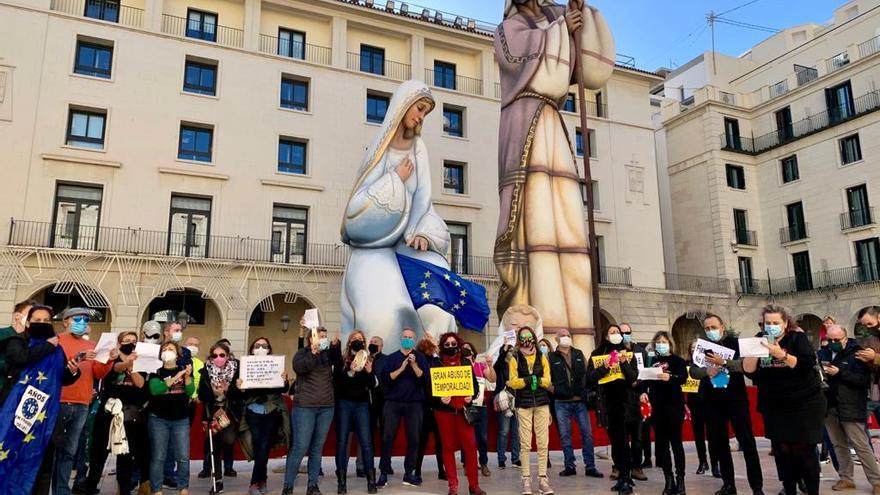 Empleados públicos interinos exigen frente al belén gigante de Alicante que se regularice su situación