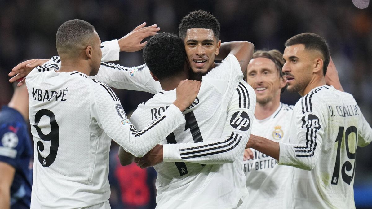 Bellingham felicita a Rodrygo en presencia de Mbappé, Ceballos y Modric tras marcar un gol al Salzburgo