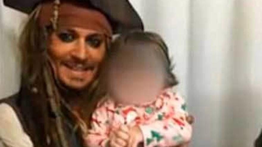 Johnny Depp, con un paciente del hospital infantil.