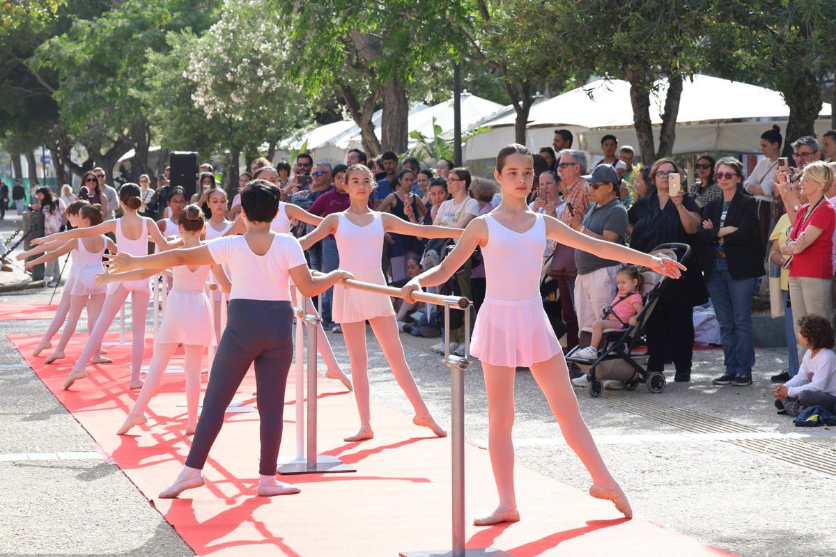 Todas las imágenes de la clase celebrada por el Convservatori de Ibiza en el Dia de la danza en Vara de Rey