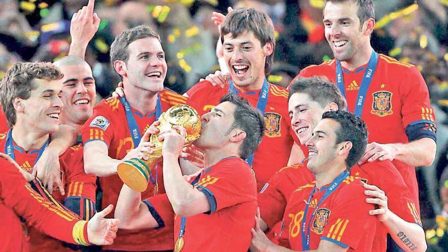 Villa besa la Copa del Mundo de Sudáfrica 2010 junto al resto de integrantes de la selección española