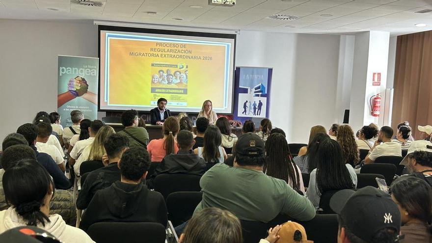 150 personas en la charla informativa sobre el proceso de regularización de migrantes