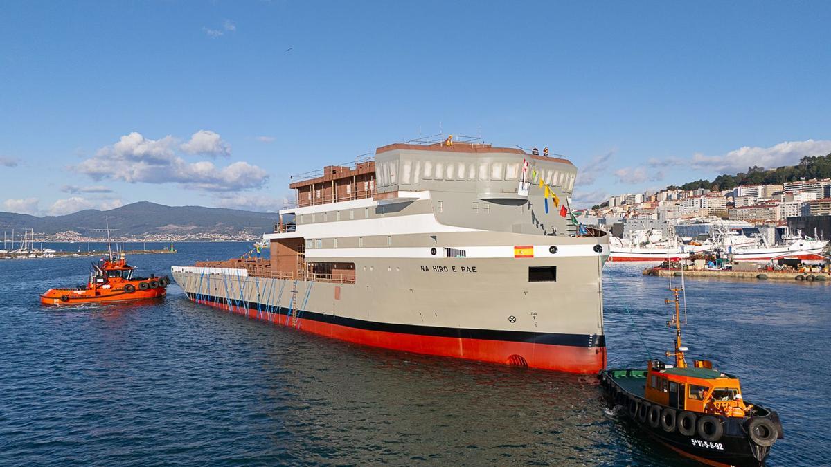 El Na Hiro E Pae, encargado por la naviera Snathp de la Polinesia Francesa, ya en el agua