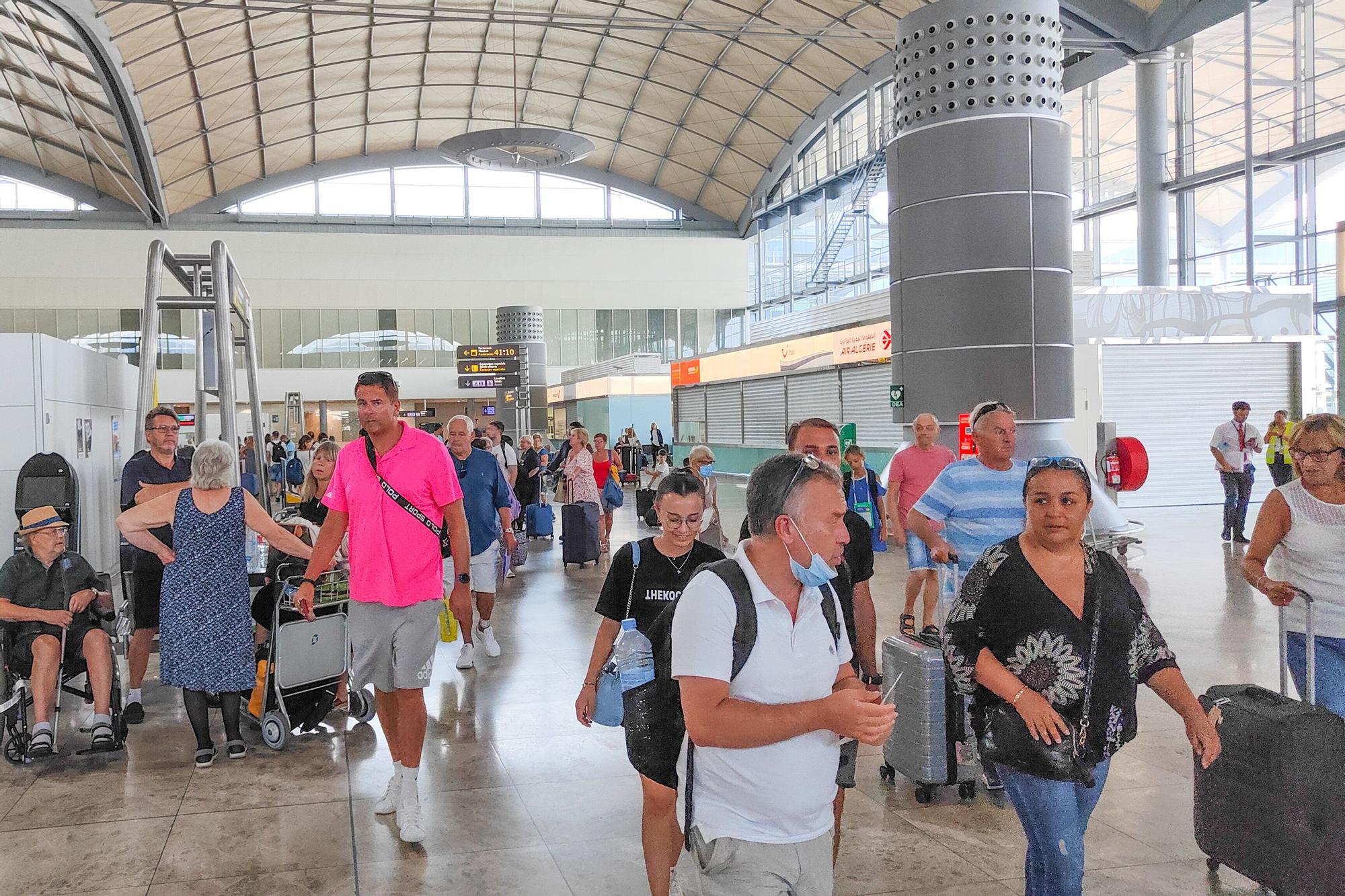 Intenso tráfico de pasajeros en la recta final de agosto en el aeropuerto