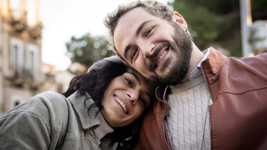 Un estudio calcula cuánto cuesta ser soltero en España: así es la brecha financiera con las parejas
