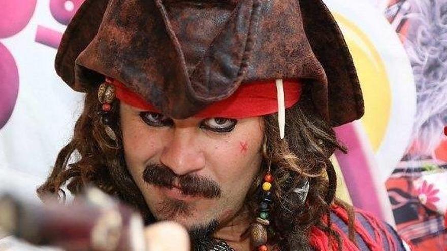 El joven brasileño, caracterizado como Jack Sparrow