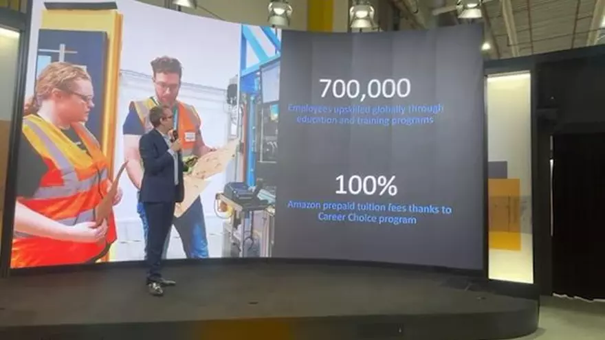 Los robots de Amazon manejan el futuro de la logística: entramos en el gran centro de innovación en Inteligencia Artificial de la compañía en Italia