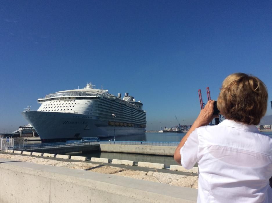 El crucero más grande del mundo, al igual que el Oasis y el Allure of the Seas, visita la capital de la Costa del Sol en una escala de diez horas