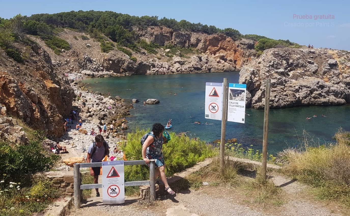 Els banyistes omplen Illa Mateua tancada des de fa un any per despreniments