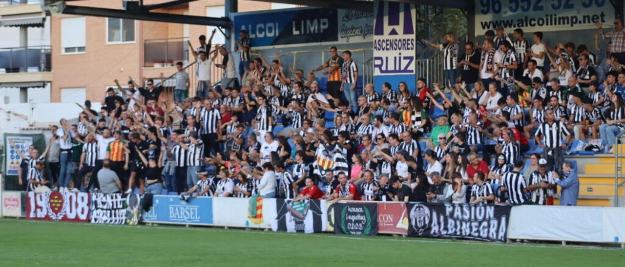 Una gran parte de los 400 aficionados del Castellón que estuvieron presenciando, en directo, la victoria en El Collao.