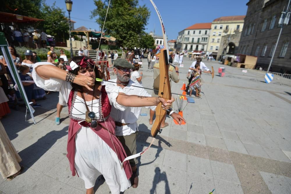 Miles de personas eligieron volver al medievo en Pontevedra en vez de refrescarse en la playa pese al calor extremo.