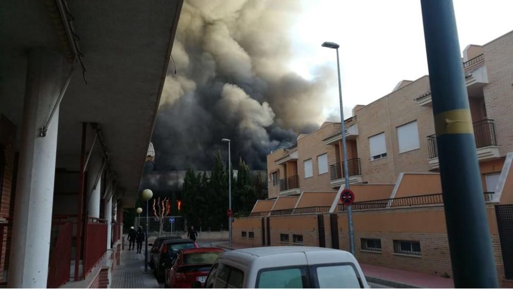 Incendio de la antigua fábrica de zumos Rostoy en Murcia