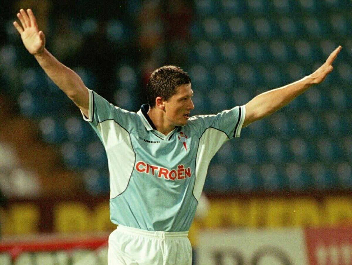 Lubo Penev, del Celta de Vigo, celebra su primer tanto ante el conjunto bulgaro Arges Pitesti, en el partido de vuelta de la primera ronda de la Copa de la UEFA, disputado esta noche.