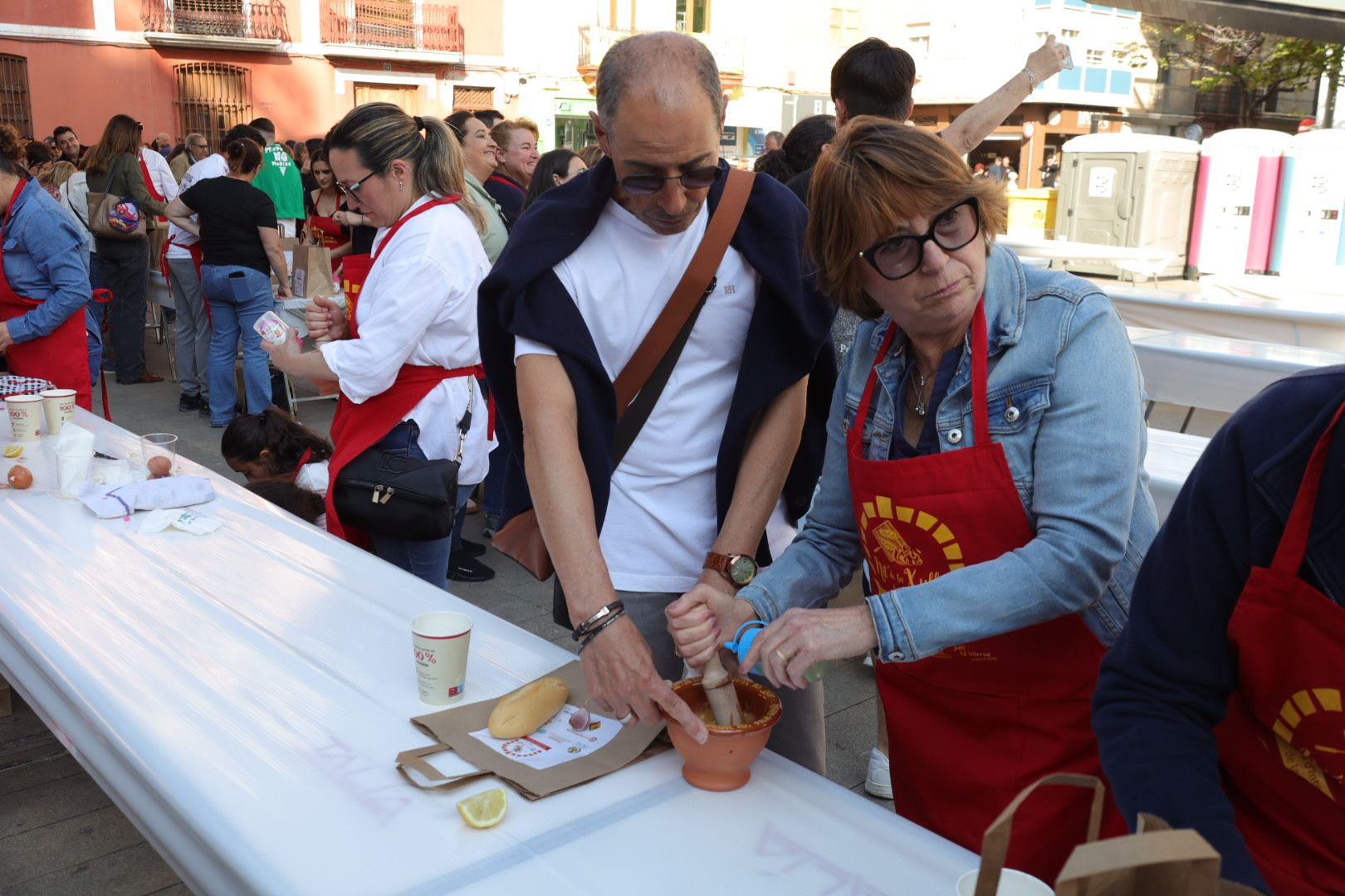 FOTOGALERÍA I Las imágenes de la Nit de la Xulla y del encuentro de elaboración de allioli de las fiestas de Vila-real