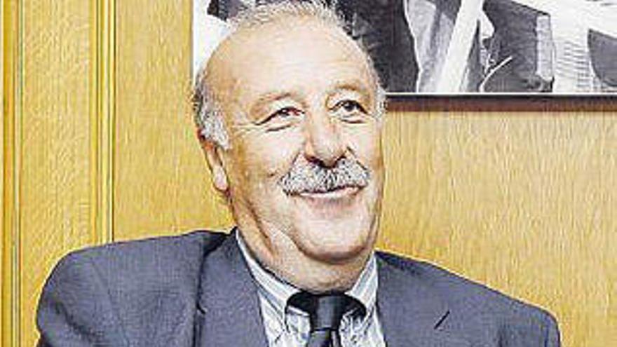 Vicente del Bosque, con el trofeo de la Copa del Mundo en primer término.