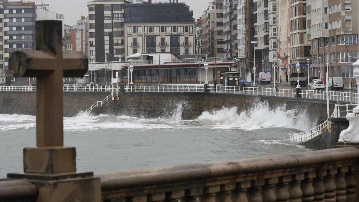 Oleaje en Gijón después del azote del temporal y la alerta roja (en imágenes)