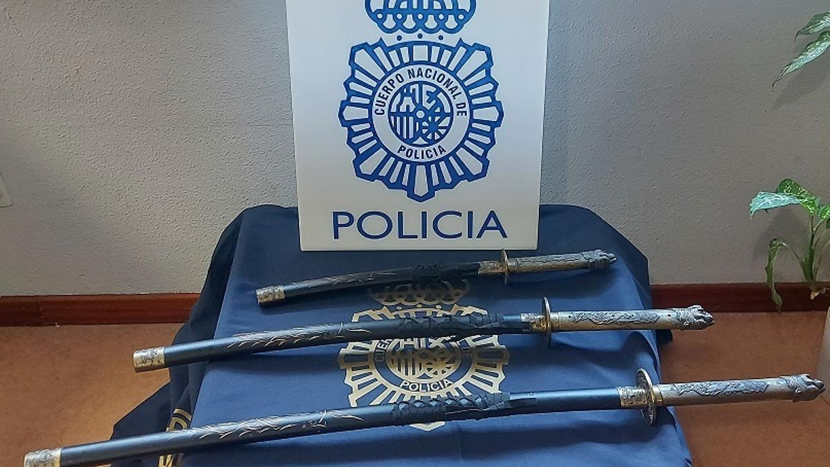 Tres catanas intervenidas por la Policía Nacional a un padre y su hijo que agredieron en Marbella al arquitecto responsable de una obra contigua a su casa por las molestias por ruidos.