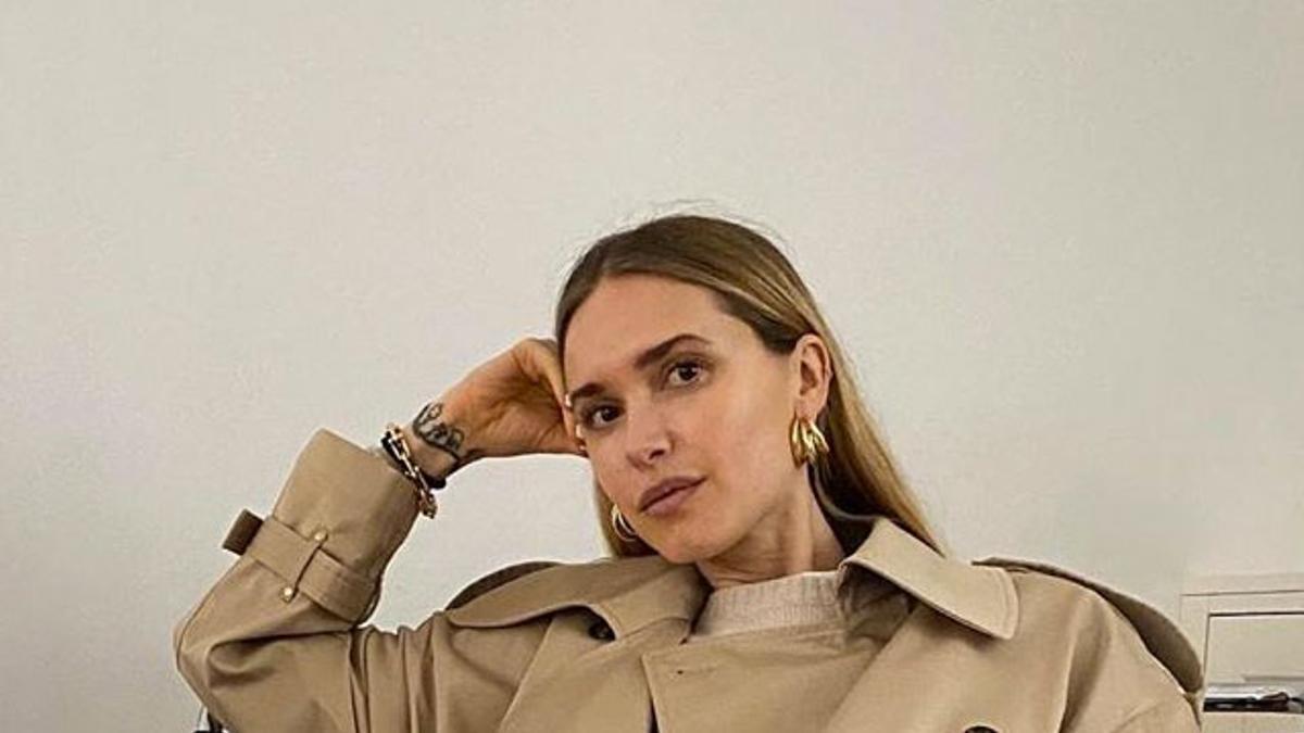 Pernille Teisbaek, con gabardina de Mango de la nueva colección de primavera