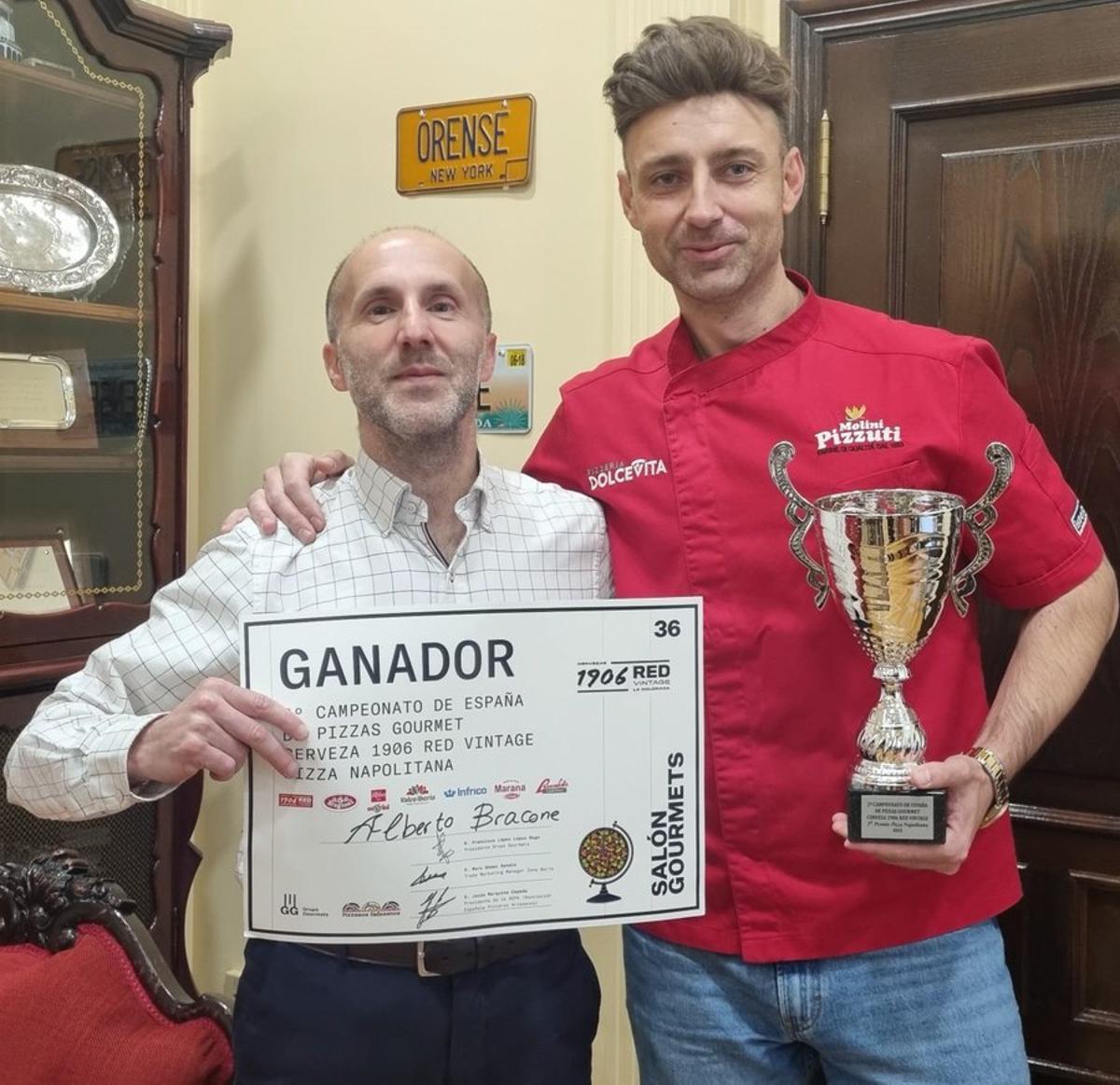 Alberto Bracone (derecha) en 2023, con el alcalde tras recibir el premio a la mejor pizza de España