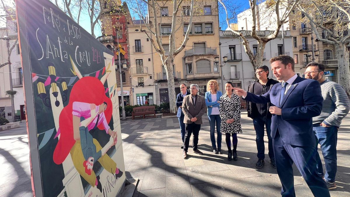 Jordi Masquef observant el cartell de les festes d'enguany.