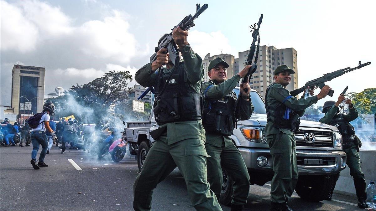 Miembros de la Guardia Nacional Bolivariana que se unieron al líder de la oposición venezolana y autoproclamado presidente en funciones Juan Guaidó, dispararon al aire para repeler a las fuerzas leales del presidente Nicolás Maduro.