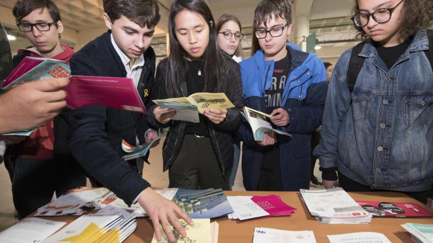 Estudiants en una edició passada de la fira