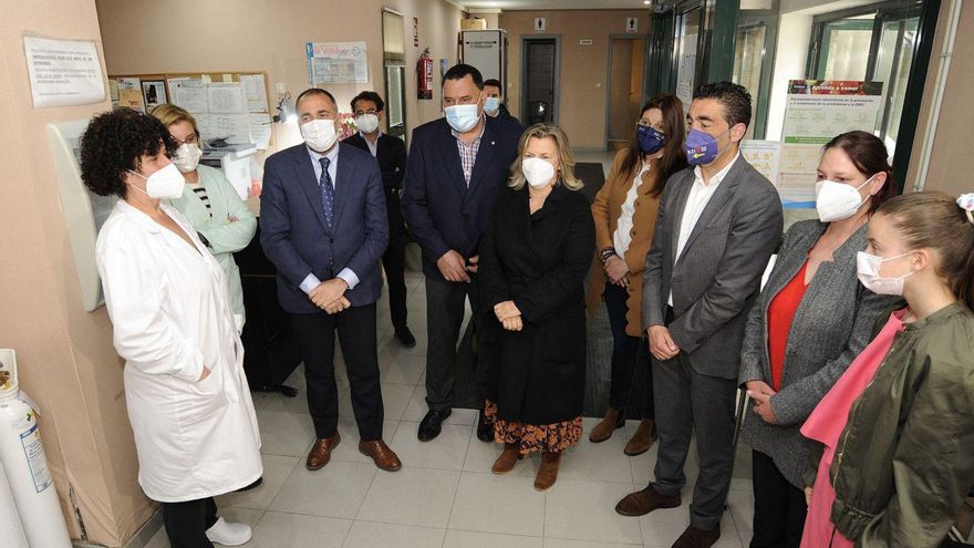 Políticos autonómicos y locales, con personal del centro médico de Rodeiro. | // BERNABÉ/JAVIER LALÍN