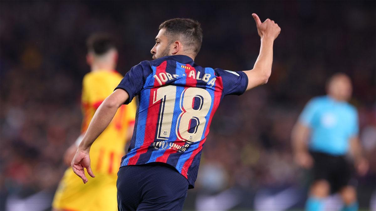 Jordi Alba levanta el pulgar en una acción del partido contra el Girona