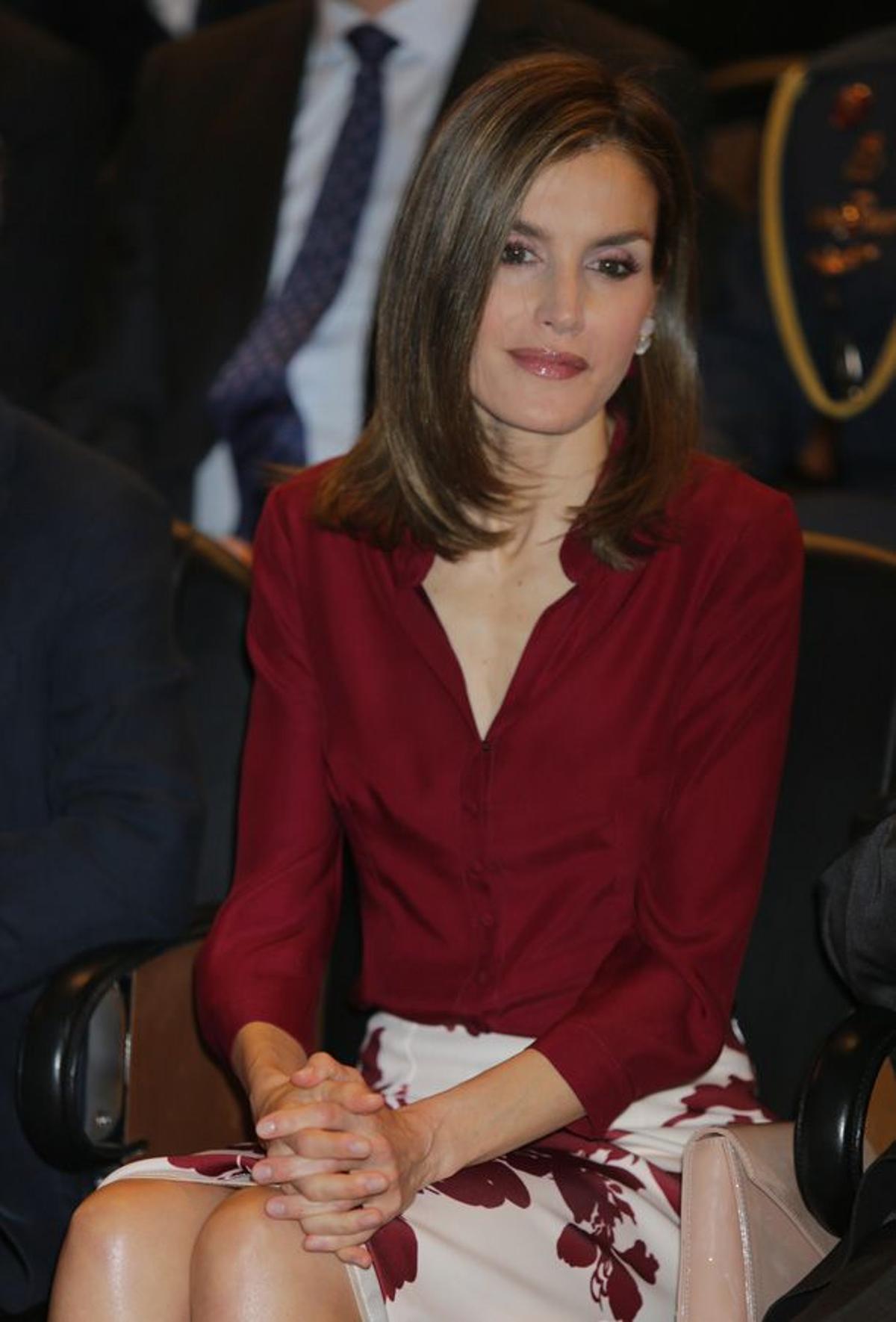 Letizia Ortiz con conjunto marsala y de neopreno de Felipe Varela en Madrid