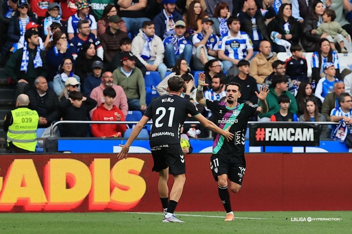 Adrián Niño y Joaquín celebran el gol del gaditano en el Dépor-Málaga CF.