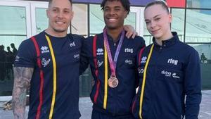 Diallo, con la medalla al cuello, posa junto a Abad y Casabuena