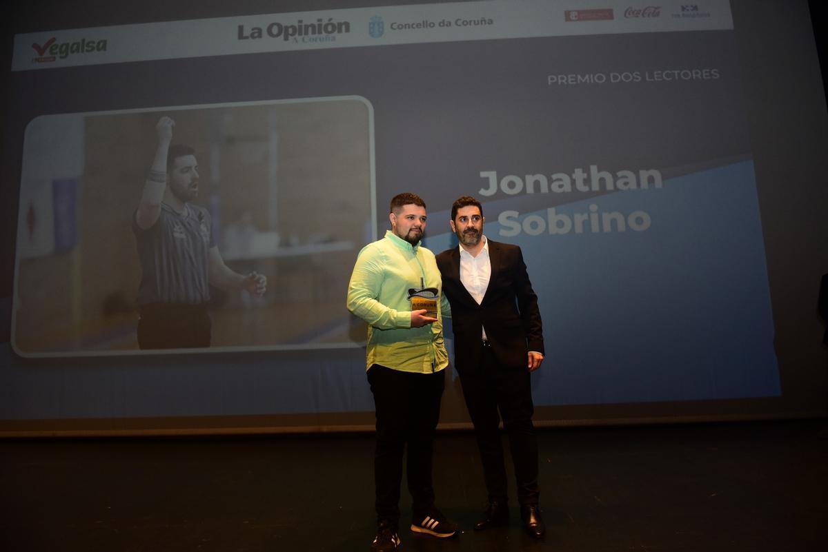 Alejandro Sobrino, hermano de Jonathan Sobrino, con Daniel Domínguez, director de LA OPINIÓN