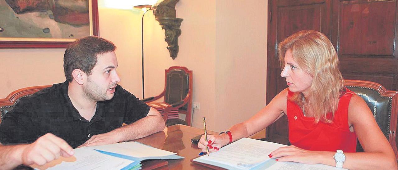 El portavoz del gobierno municipal, José Luis López, y la alcaldesa Amparo Marco, en una imagen de archivo.