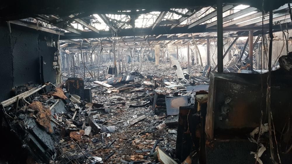 Devastación en el incendio en el Polígono El Viso.