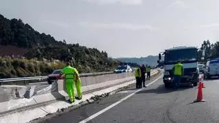 Un conductor de camión, herido al estrellarse contra la mediana en la Autovía do Morrazo