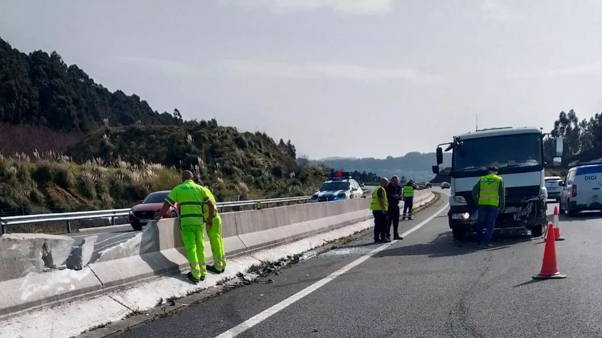 Un conductor de camión, herido al estrellarse contra la mediana en la Autovía do Morrazo