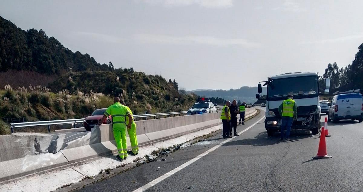 Un conductor de camión herido al estrellarse contra la mediana en la Autovía do Morrazo