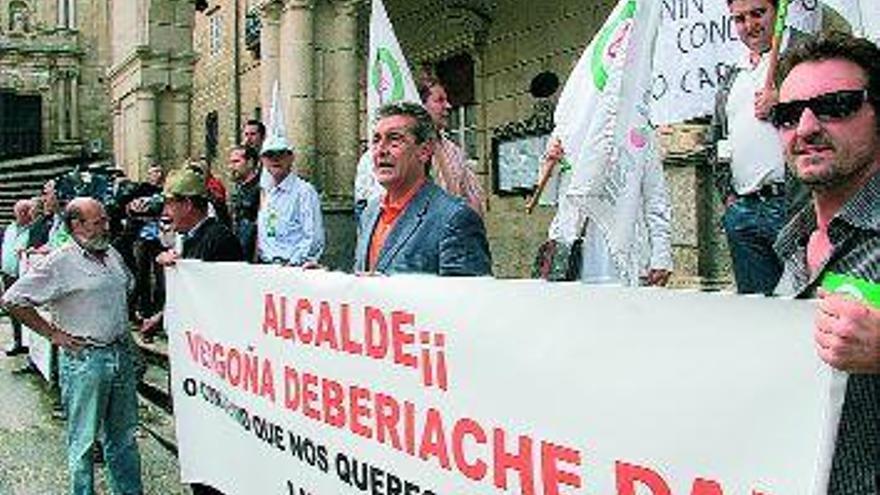 Trabajadores municipales en la concentración que se celebró ayer en la Plaza Mayor. / iñaki osorio