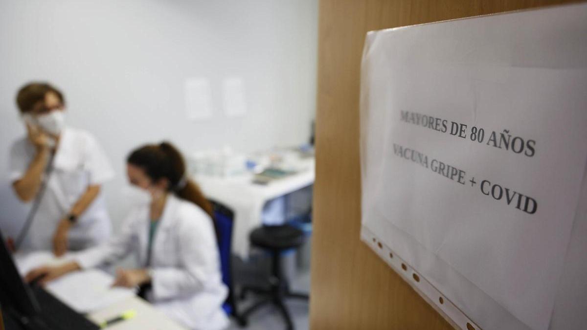 Sanitarios en un centro de salud.