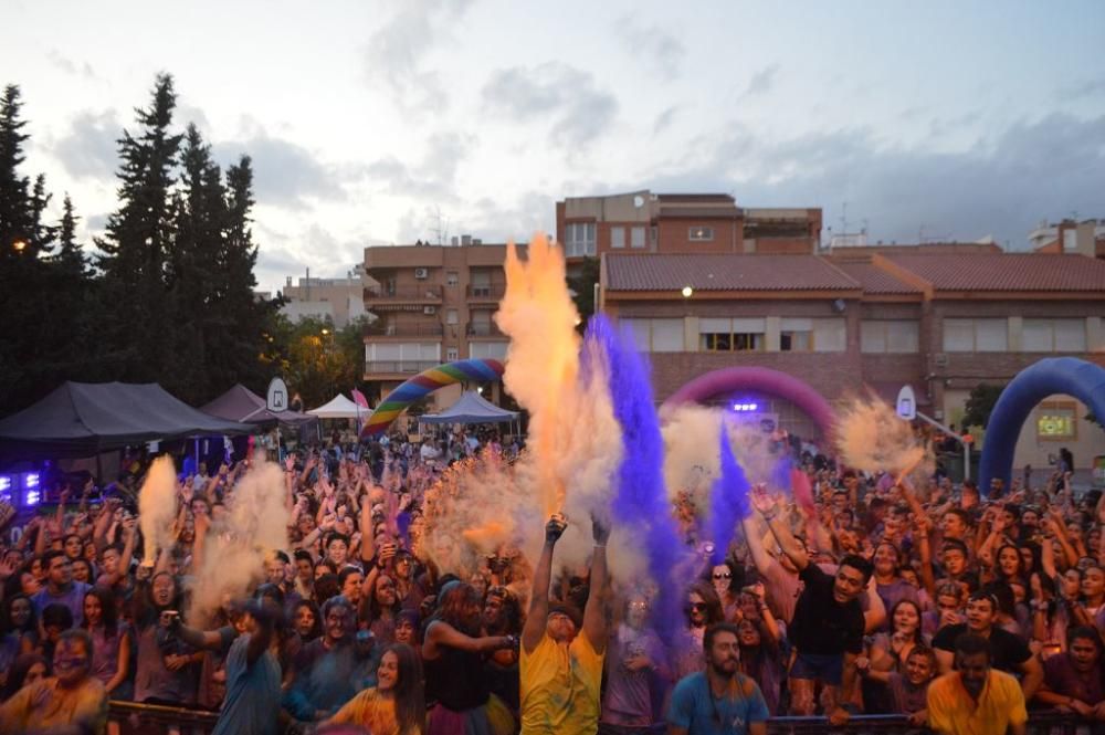 Un millar de personas disfrutan de los ''polvos holi'' en San Pedro