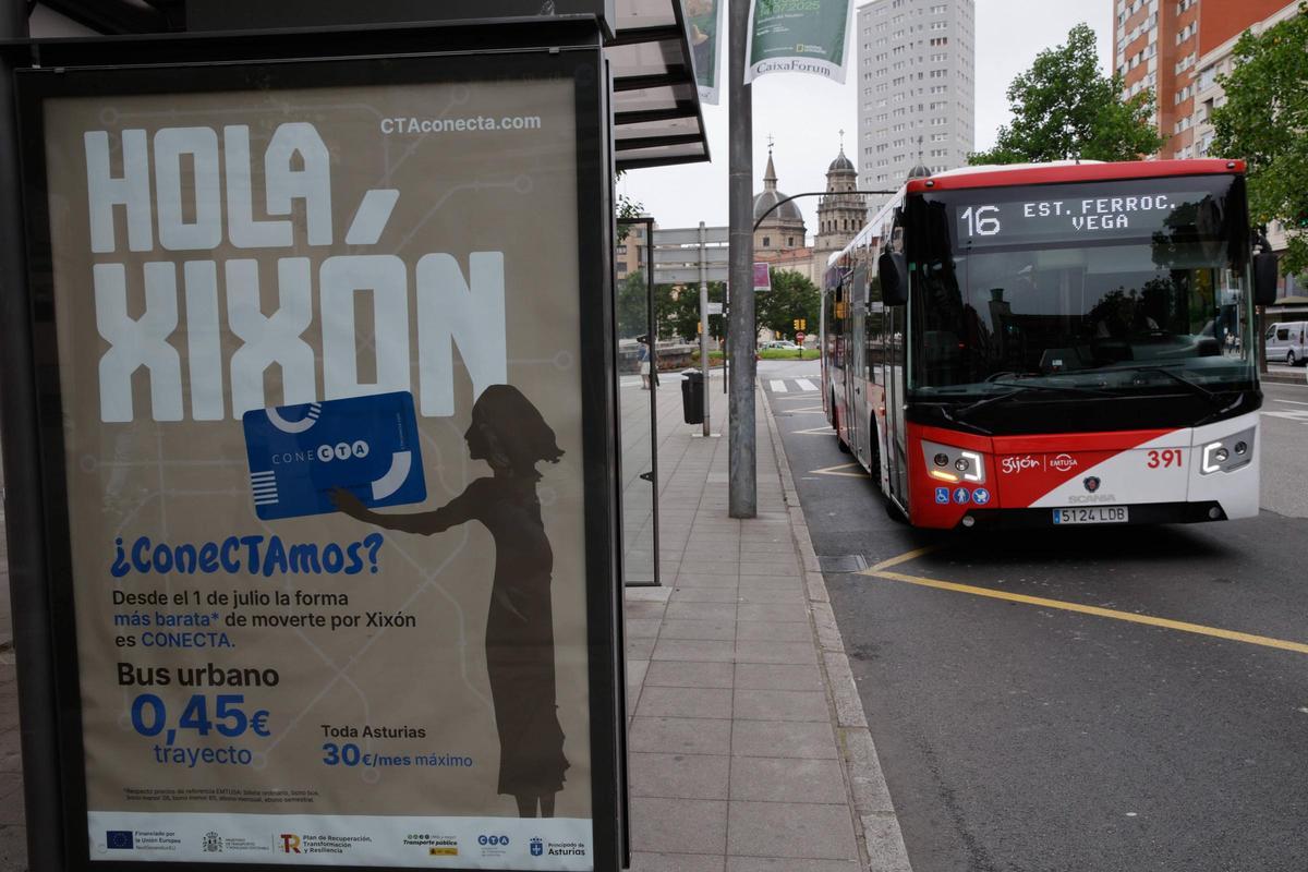 Un autobús de la línea 16 junto a una marquesina con el anuncio del bono de la CTA.